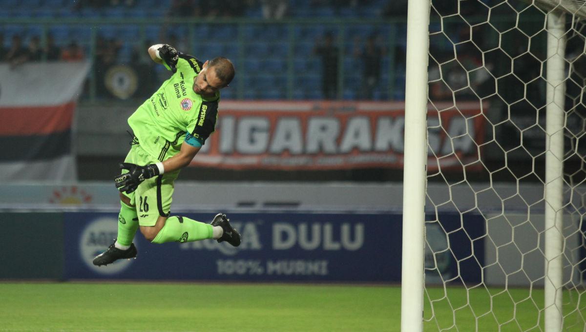 Aksi kiper Persija, Andritany Ardhiyasa saat menggagalkan tembakan pemain Barito dalam laga pekan ke-15 Liga 1 2023/2024 di Stadion Patriot, Minggu (07/10/23).