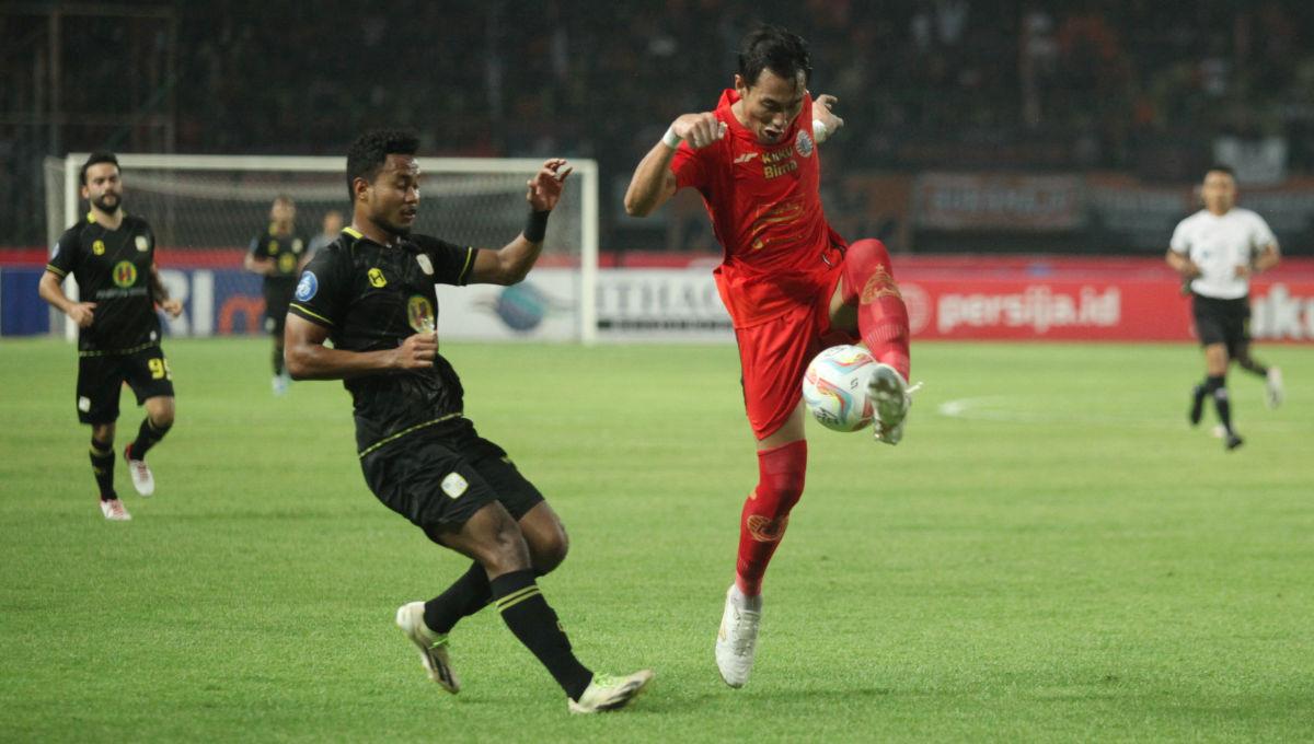 Bek Persija, Hansamu Yama membuang bola yang mengarah ke pemain Barito, Bagas Kahfi dalam laga pekan ke-15 Liga 1 2023/2024 di Stadion Patriot, Minggu (07/10/23).