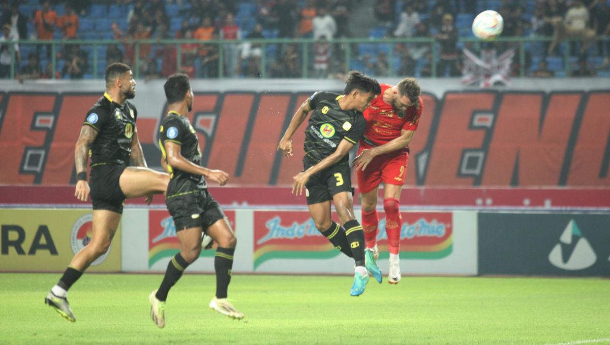 Peluang terakhir Persija yang didapat Marko Simic lewat sundulan kepala ke gawang Barito yang gagal berbuah gol dalam laga pekan ke-15 Liga 1 2023/2024 di Stadion Patriot, Minggu (07/10/23).