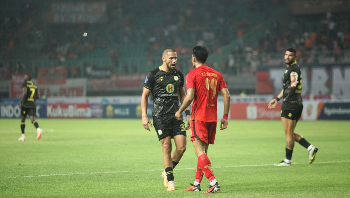 Striker Persija, Aji Kusuma bersitegang dengan pemain Barito Murilo Otavio dalam laga pekan ke-15 Liga 1 2023/2024 di Stadion Patriot, Minggu (07/10/23).