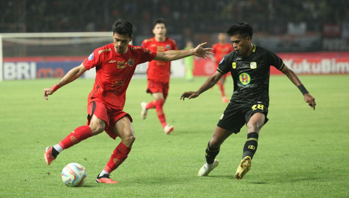 Striker Persija, Aji Kusuma mencoba melewati hadangan pemain Barito dalam laga pekan ke-15 Liga 1 2023/2024 di Stadion Patriot, Minggu (07/10/23).