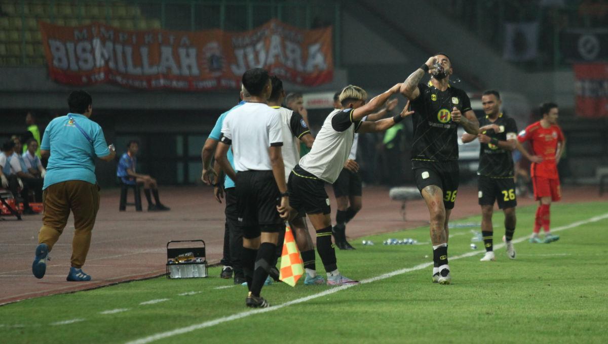 Selebrasi pemain Barito, Renan Alves dengan ofisial tim usai cetak gol ke gawang Persija dalam laga pekan ke-15 Liga 1 2023/2024 di Stadion Patriot, Minggu (07/10/23).