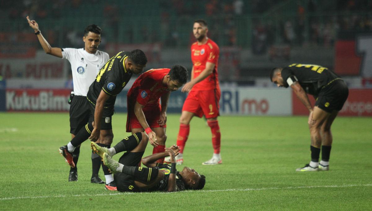 Pemain Barito terjatuh usai berduel dengan pemain Persija dalam laga pekan ke-15 Liga 1 2023/2024 di Stadion Patriot, Minggu (07/10/23).