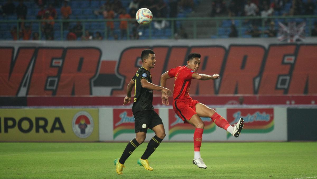 Bek Persija, Hansamu Yama membuang bola yang mengarah ke pemain Barito dalam laga pekan ke-15 Liga 1 2023/2024 di Stadion Patriot, Minggu (07/10/23).