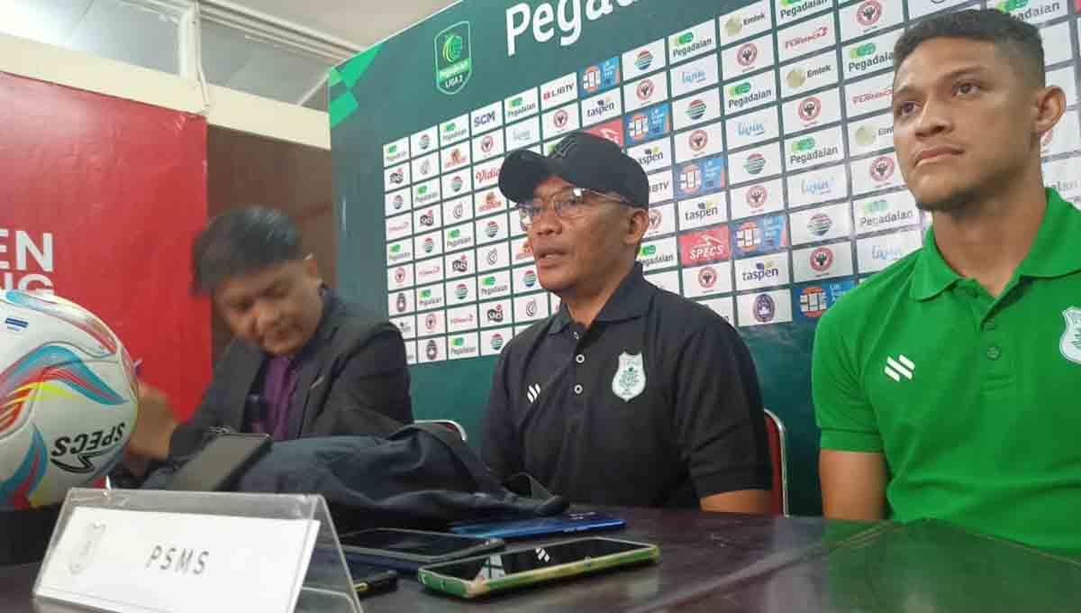 Pelatih anyar PSMS Medan, Miftahudin Mukson (tengah).