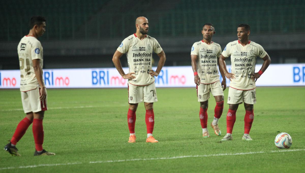 Pemain Bali United, Eber Bessa (kanan) saat bersiap melakukan tendangan bebas yang berbuah gol ke gawang Bhayangkara FC dalam laga pekan ke-15 Liga 1 2023/2024 di Stadion Patriot, Minggu (08/10/23).