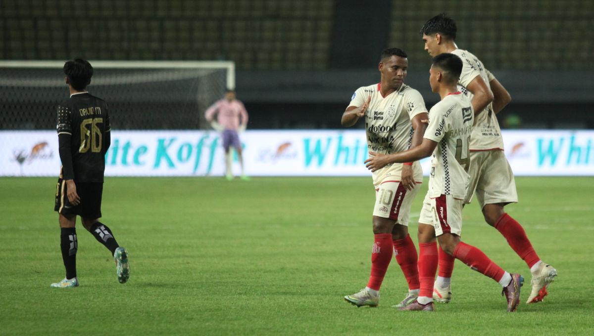 Para pemain Bali United merayakan gol pertama ke gawang Bhayangkara FC yang dicetak Eber Bessa dalam laga pekan ke-15 Liga 1 2023/2024 di Stadion Patriot, Minggu (08/10/23).