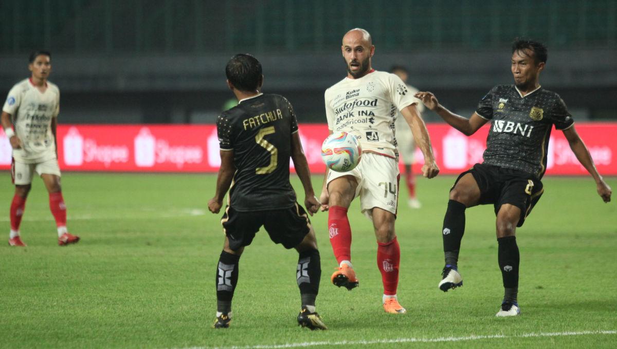 Aksi pemain Bali United, Mohammed Rashid dijaga dua pemain Bhayangkara FC dalam laga pekan ke-15 Liga 1 2023/2024 di Stadion Patriot, Minggu (08/10/23).