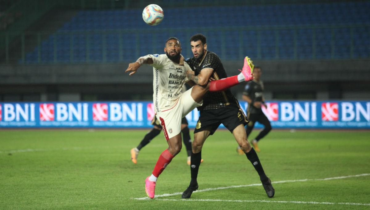 Duel antara striker Bali United, Jefferson Mateus dengan bek Bhayangkara FC, Alef Santos dalam laga pekan ke-15 Liga 1 2023/2024 di Stadion Patriot, Minggu (08/10/23).