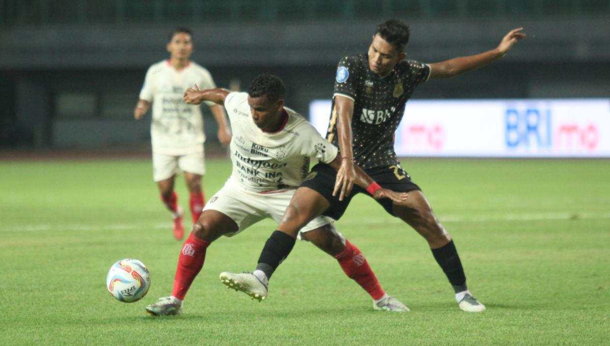 Pemain Bhayangkara FC menjaga ketat pergerakan pemain Bali United, Eber Bessa dalam laga pekan ke-15 Liga 1 2023/2024 di Stadion Patriot, Minggu (08/10/23).