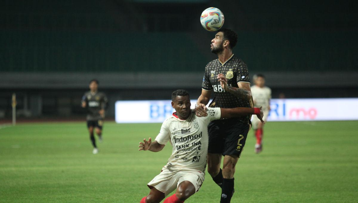 Bek Bhayangkara FC, Alef Viera mengamankan bola yang mengarah ke pemain Bali United, Eber Bessa dalam laga pekan ke-15 Liga 1 2023/2024 di Stadion Patriot, Minggu (08/10/23).