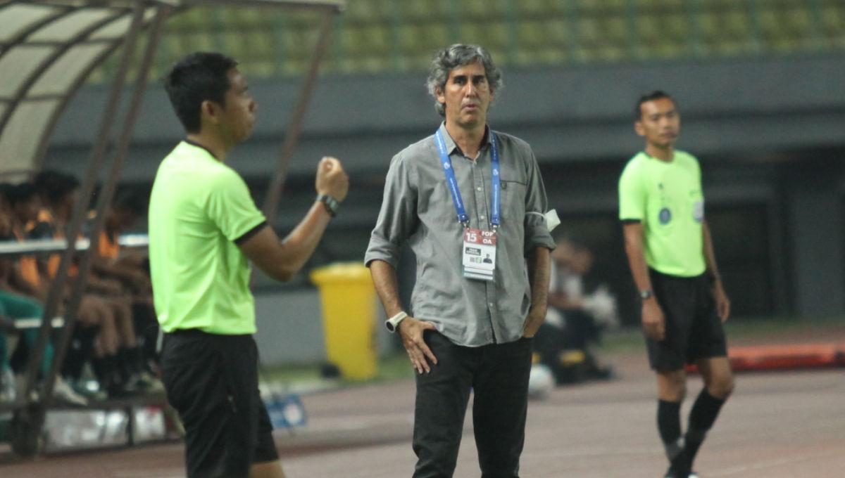 Pelatih Bali United, Teco saat memprotes keputusan hakim garis dalam laga pekan ke-15 Liga 1 2023/2024 melawan Bhayangkara FC di Stadion Patriot, Minggu (08/10/23).