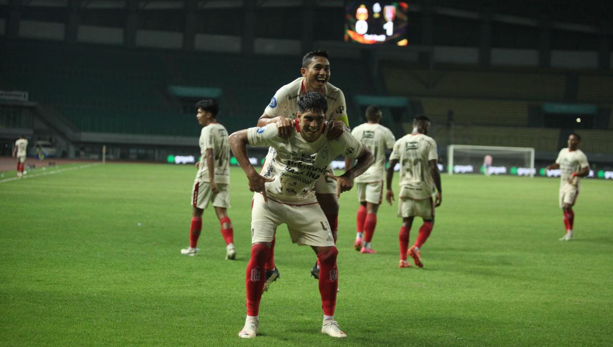 Selebrasi bek Bali United, Elias Dolah bersama Ricky Fajrin usai cetak gol kedua ke gawang Bhayangkara FC dalam laga pekan ke-15 Liga 1 2023/2024 di Stadion Patriot, Minggu (08/10/23).