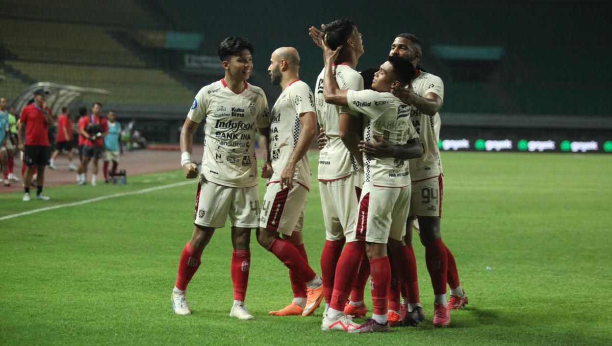 Selebrasi para pemai Bali United usai Elias Dolah cetak gol kedua ke gawang Bhayangkara FC dalam laga pekan ke-15 Liga 1 2023/2024 di Stadion Patriot, Minggu (08/10/23).