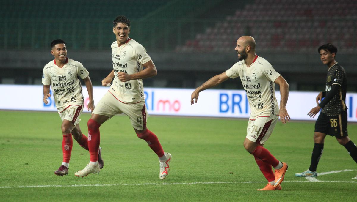 Selebrasi bek Bali United, Elias Dolah usai cetak gol kedua ke gawang Bhayangkara FC dalam laga pekan ke-15 Liga 1 2023/2024 di Stadion Patriot, Minggu (08/10/23).