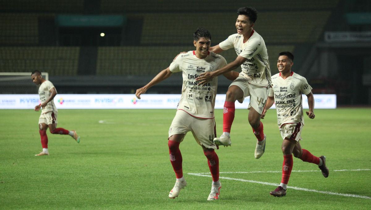 Selebrasi bek Bali United, Elias Dolah usai cetak gol kedua ke gawang Bhayangkara FC dalam laga pekan ke-15 Liga 1 2023/2024 di Stadion Patriot, Minggu (08/10/23).