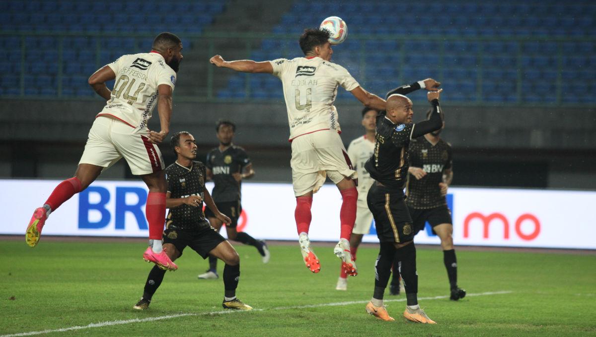 Bek Bali United, Elias Dolah melakukan duel udara dengan pemain Bhayangkara FC dalam laga pekan ke-15 Liga 1 2023/2024 di Stadion Patriot, Minggu (08/10/23).
