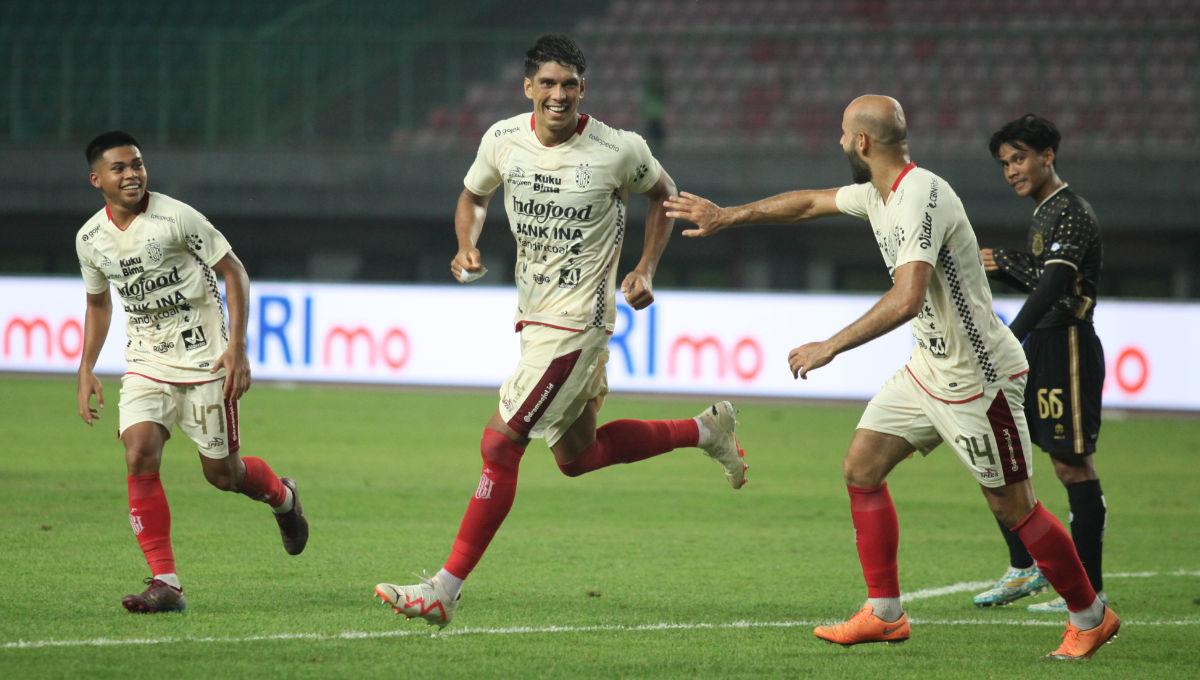 Selebrasi bek Bali United, Elias Dolah usai cetak gol kedua ke gawang Bhayangkara FC dalam laga pekan ke-15 Liga 1 2023/2024 di Stadion Patriot, Minggu (08/10/23).