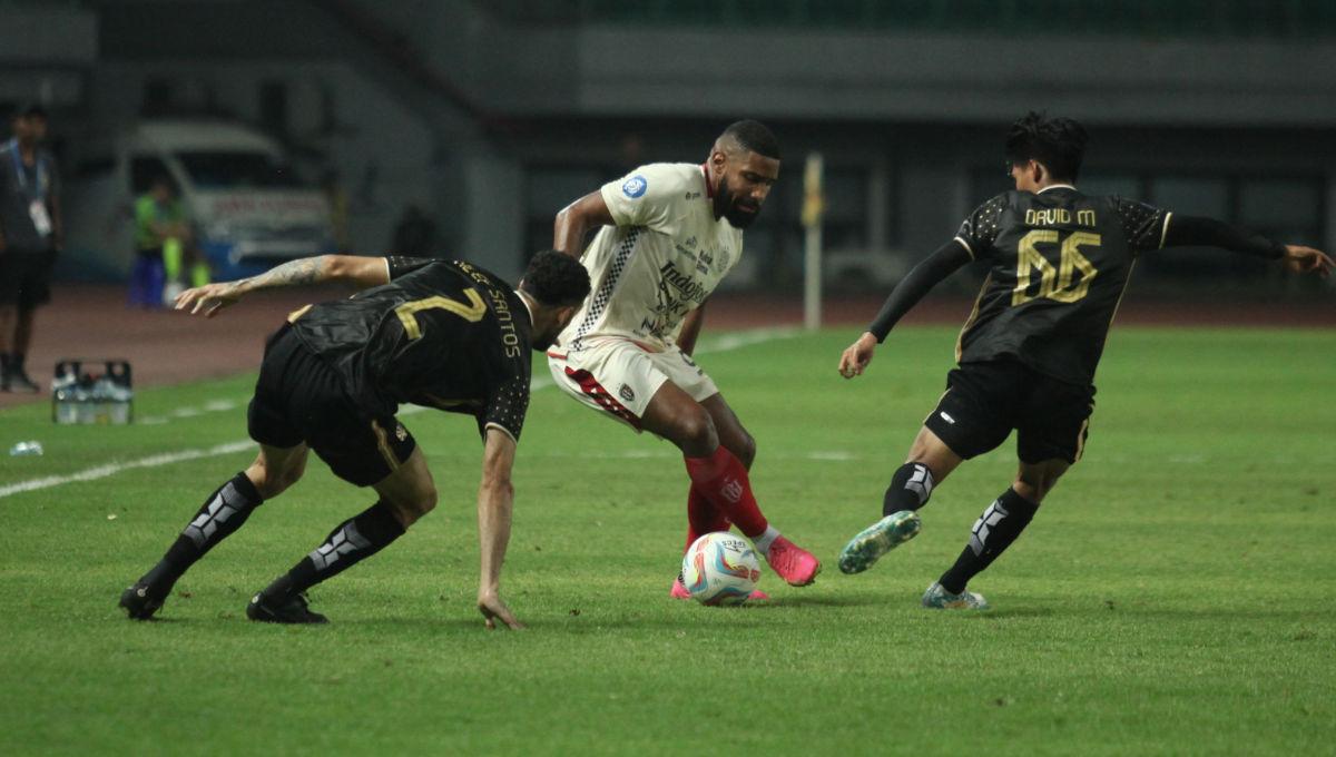 Striker Bali United, Jefferson Mateus mencoba melewati hadangan dua pemain Bhayangkara FC dalam laga pekan ke-15 Liga 1 2023/2024 di Stadion Patriot, Minggu (08/10/23).