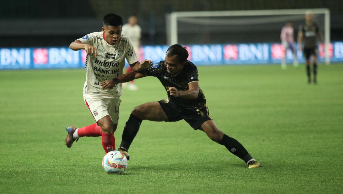 Pemain Bali United, Rahmat Arjuna mencoba melewati pemain Bhayangkara FC, Fatchu Rochman dalam laga pekan ke-15 Liga 1 2023/2024 di Stadion Patriot, Minggu (08/10/23).