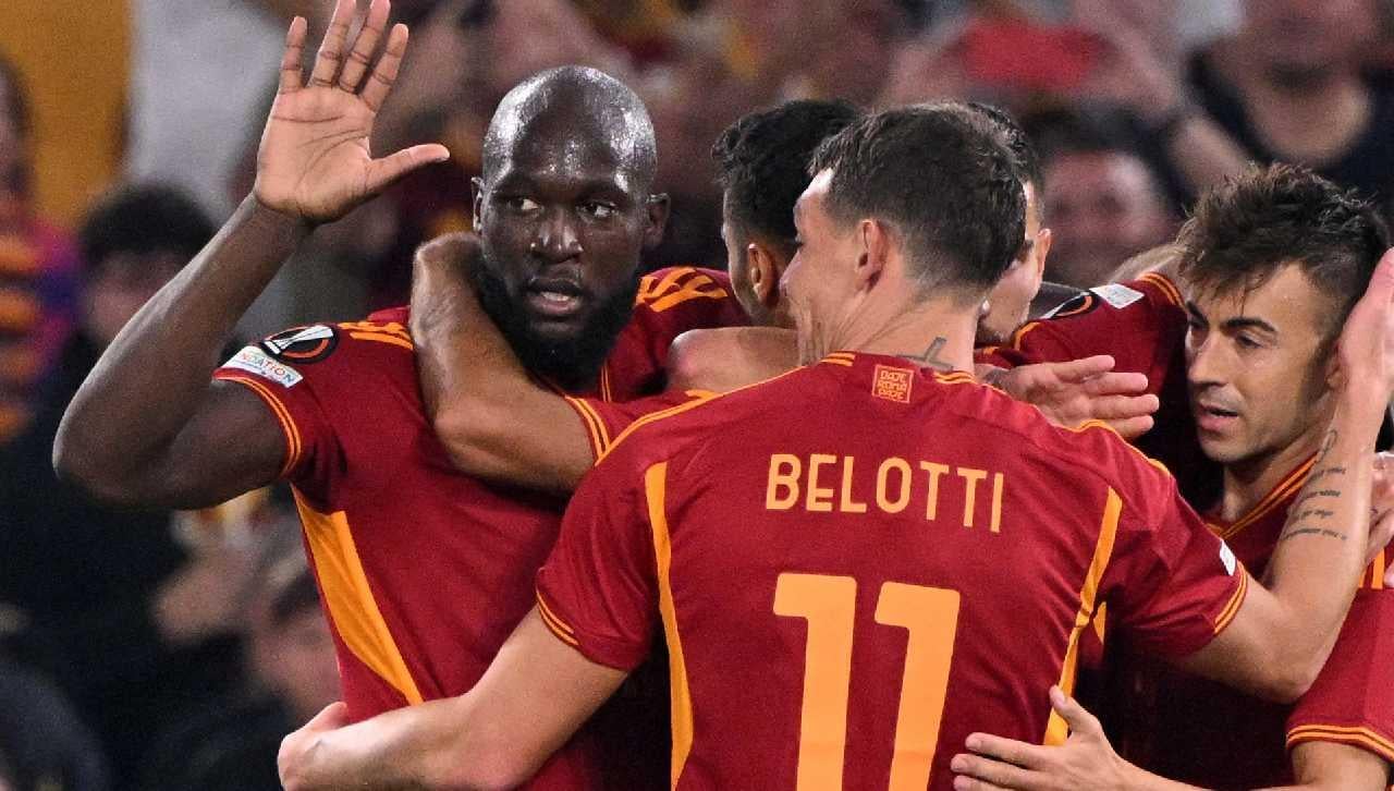 Pemain AS Roma Lorenzo Pellegrini merayakan gol bersama Romelu Lukaku dan Andrea Belotti REUTERS-Alberto Lingria - INDOSPORT