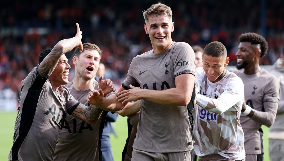 Selebrasi Micky van de Ven di laga Luton Town vs Tottenham Hotspur. Pendukung Tottenham Hotspur dibuat kian jatuh cinta dengan sosok Micky van de Ven yang jadi pahlawan mereka di laga Liga Inggris vs Luton Town akhir pekan lalu. (Foto: REUTERS/David Klein)