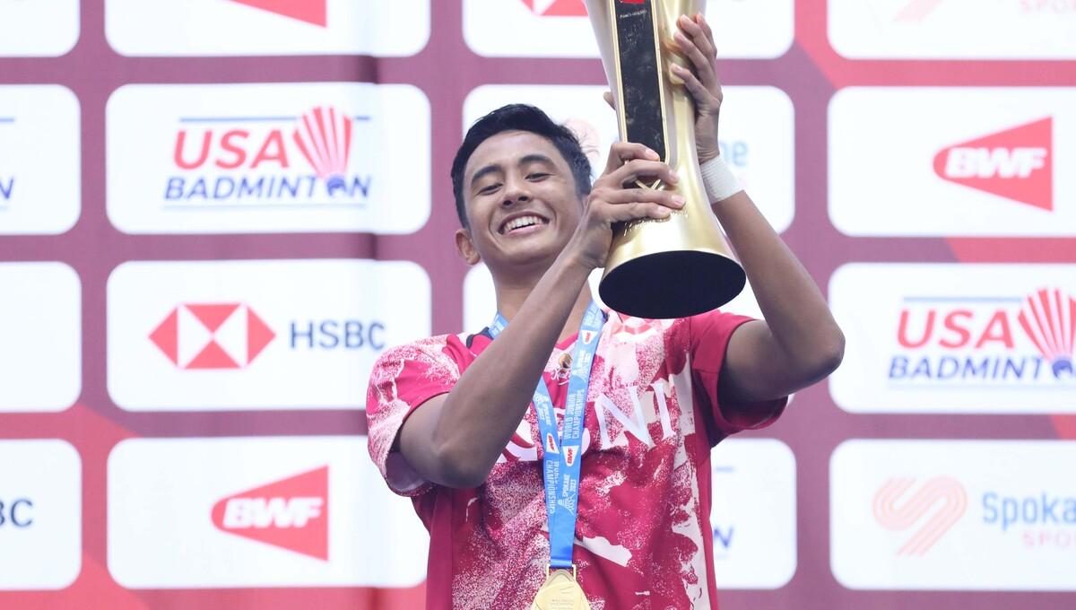 Alwi Farhan meraih medali emas Kejuaraan Dunia Junior 2023 (Foto: PP PBSI)