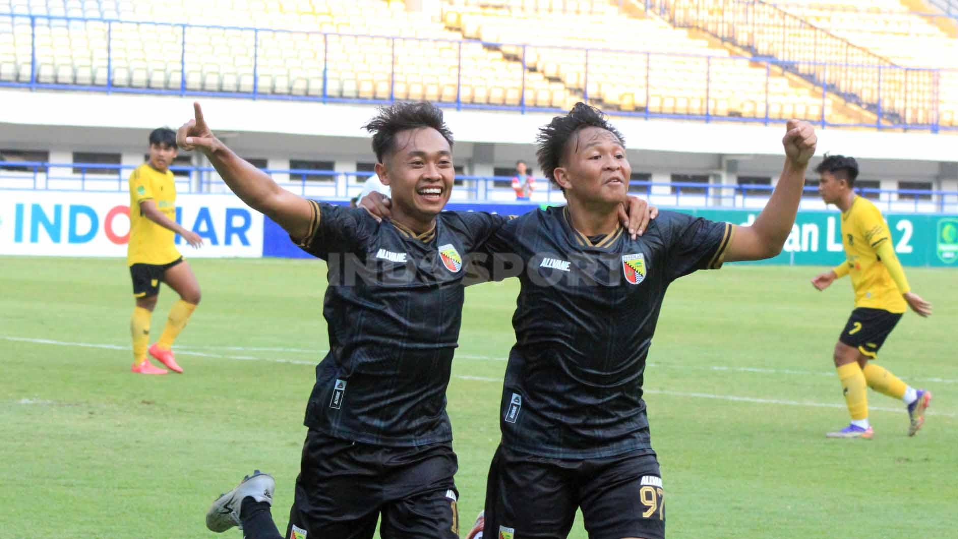 Pemain Persikab Bandung, Kevy bersama rekannya Firman merayakan golnya ke gawang Perserang Serang pada pertandingan pekan kelima kompetisi Liga 2 2023-2024 di Stadion Gelora Bandung Lautan Api (GBLA), Kota Bandung, Senin (09/10/23).