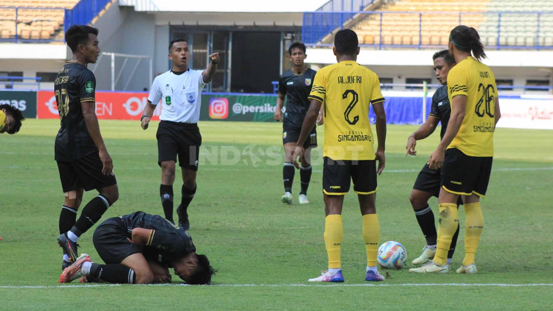 Wasit memberikan peringatan kepada pemain Perserang, setelah melanggar pemain Persikab Bandung, pada pertandingan pekan kelima kompetisi Liga 2 2023-2024 di Stadion Gelora Bandung Lautan Api (GBLA), Kota Bandung, Senin (09/10/23).