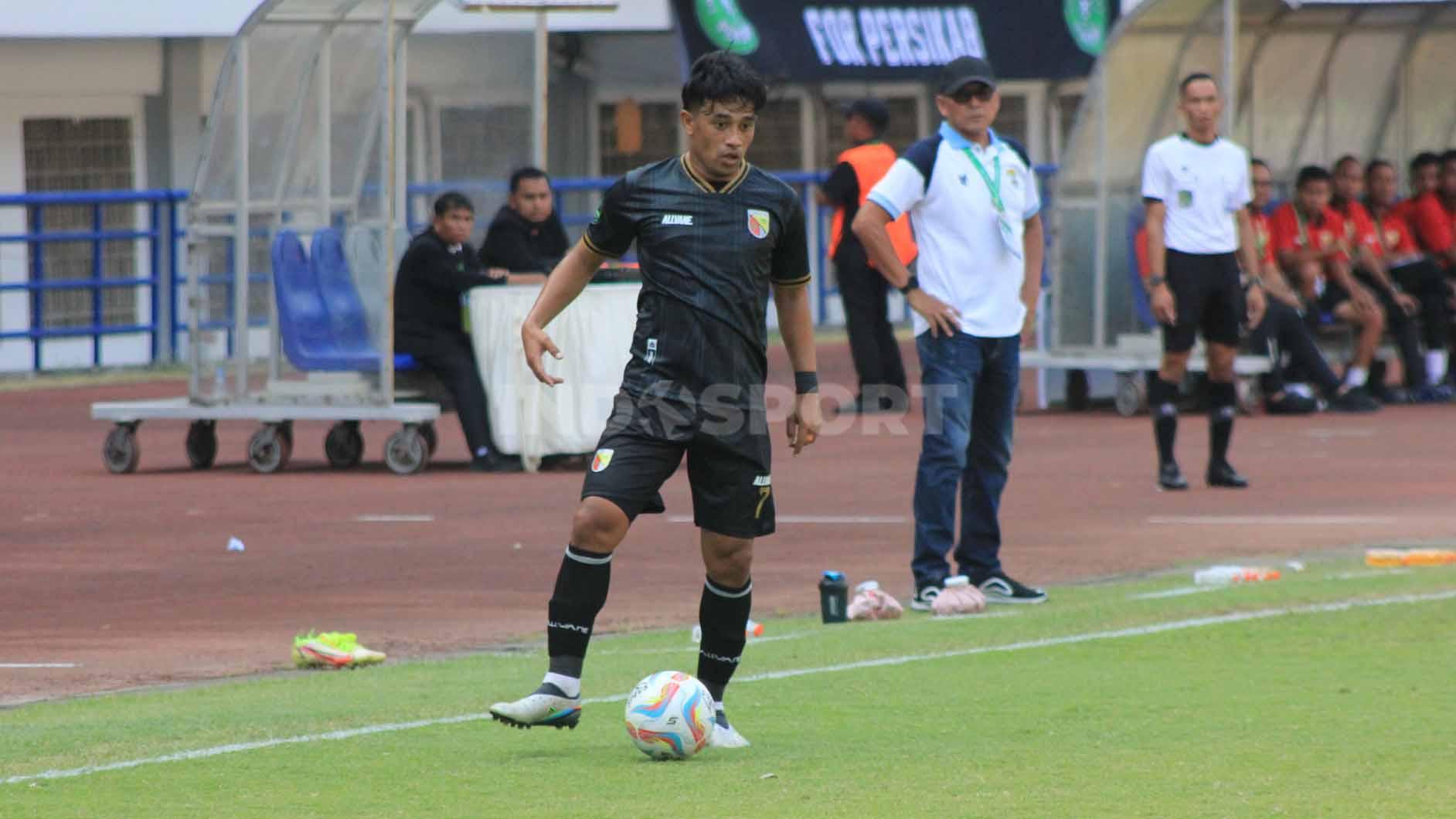 Pemain Persikab Bandung, Beny Wahyudi, saat menghadapi Perserang Serang pada pertandingan pekan kelima kompetisi Liga 2 2023-2024 di Stadion Gelora Bandung Lautan Api (GBLA), Kota Bandung, Senin (09/10/23).
