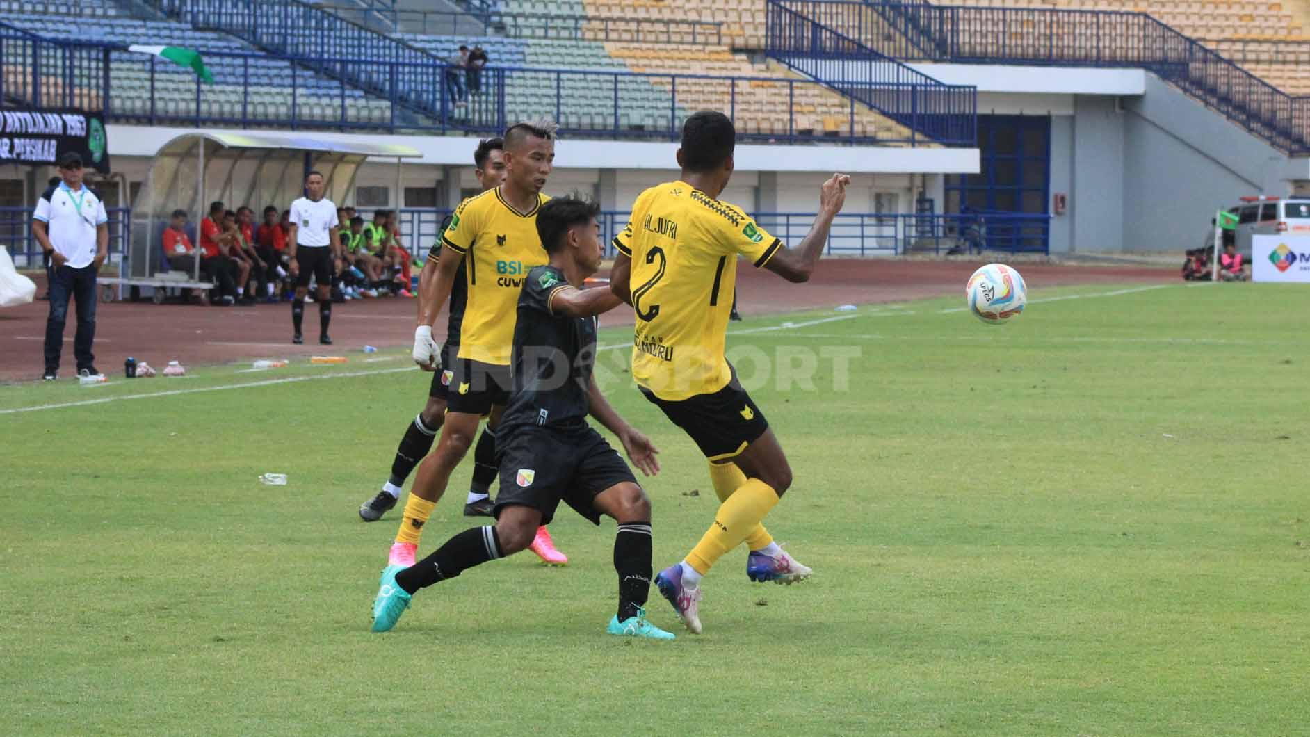 Pemain Persikab Bandung dan Perserang Serang, berebut bola pada pertandingan pekan kelima kompetisi Liga 2 2023-2024 di Stadion Gelora Bandung Lautan Api (GBLA), Kota Bandung, Senin (09/10/23).