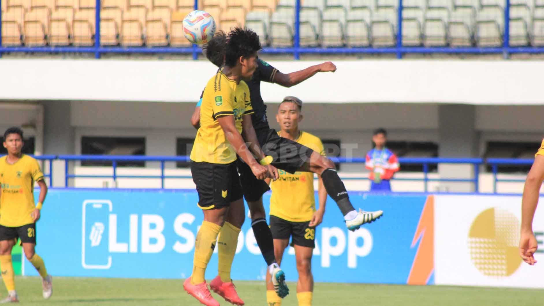 Striker Perserang Serang, Rudiyana, saat menghadapi tuan rumah Persikab Bandung, pada pertandingan pekan kelima kompetisi Liga 2 2023-2024 di Stadion Gelora Bandung Lautan Api (GBLA), Kota Bandung, Senin (09/10/23).