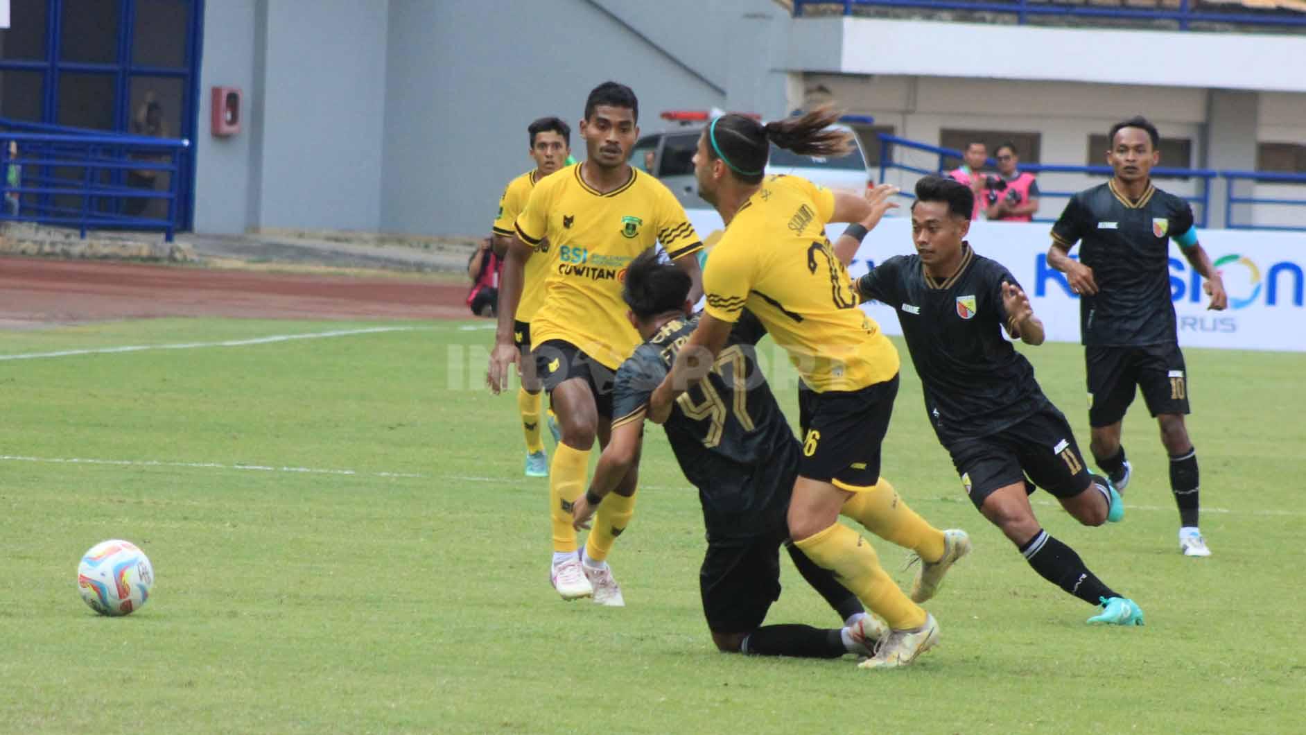 Striker Perserang Serang, Rudiyana, saat menghadapi tuan rumah Persikab Bandung, pada pertandingan pekan kelima kompetisi Liga 2 2023-2024 di Stadion Gelora Bandung Lautan Api (GBLA), Kota Bandung, Senin (09/10/23).