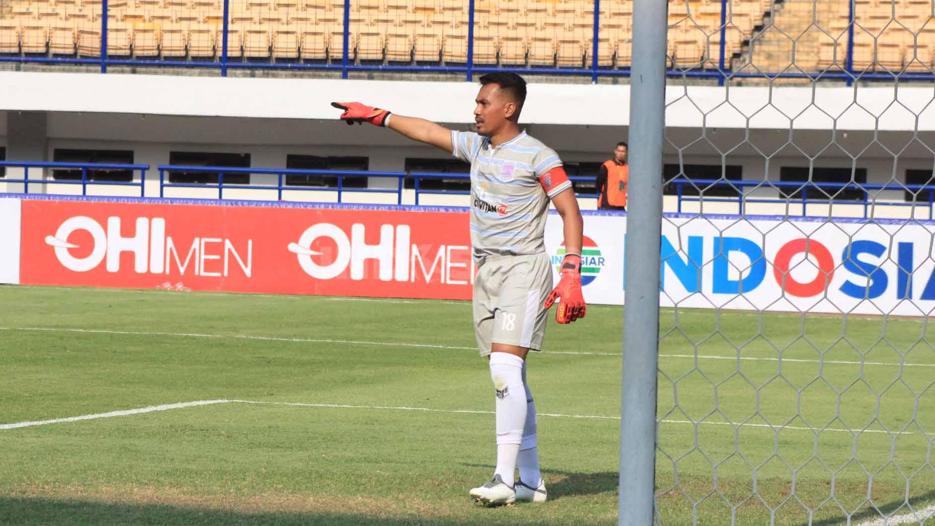 Kiper Perserang Serang, Imam Arief saat menghadapi tuan rumah Persikab Bandung, pada pertandingan pekan kelima kompetisi Liga 2 2023-2024 di Stadion Gelora Bandung Lautan Api (GBLA), Kota Bandung, Senin (09/10/23).