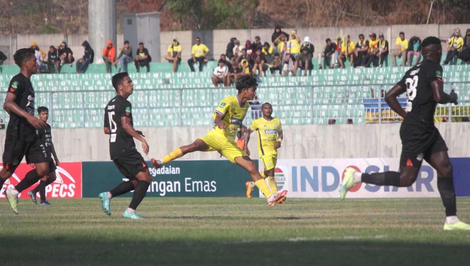 Pemain Gresik United, Dicky Kurniawan, melepaskan tendangan keras dari luar kotak penalti Persepa Pati. Foto: Fitra Herdian/INDOSPORT.