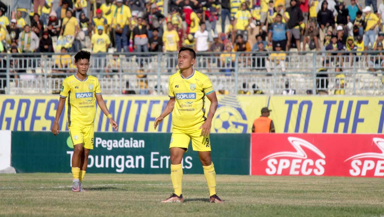 Ekspresi pemain Gresik United, Samsul Arif, ketika tidak berhasil memanfaatkan peluang menjadi gol. Foto: Fitra Herdian/INDOSPORT.