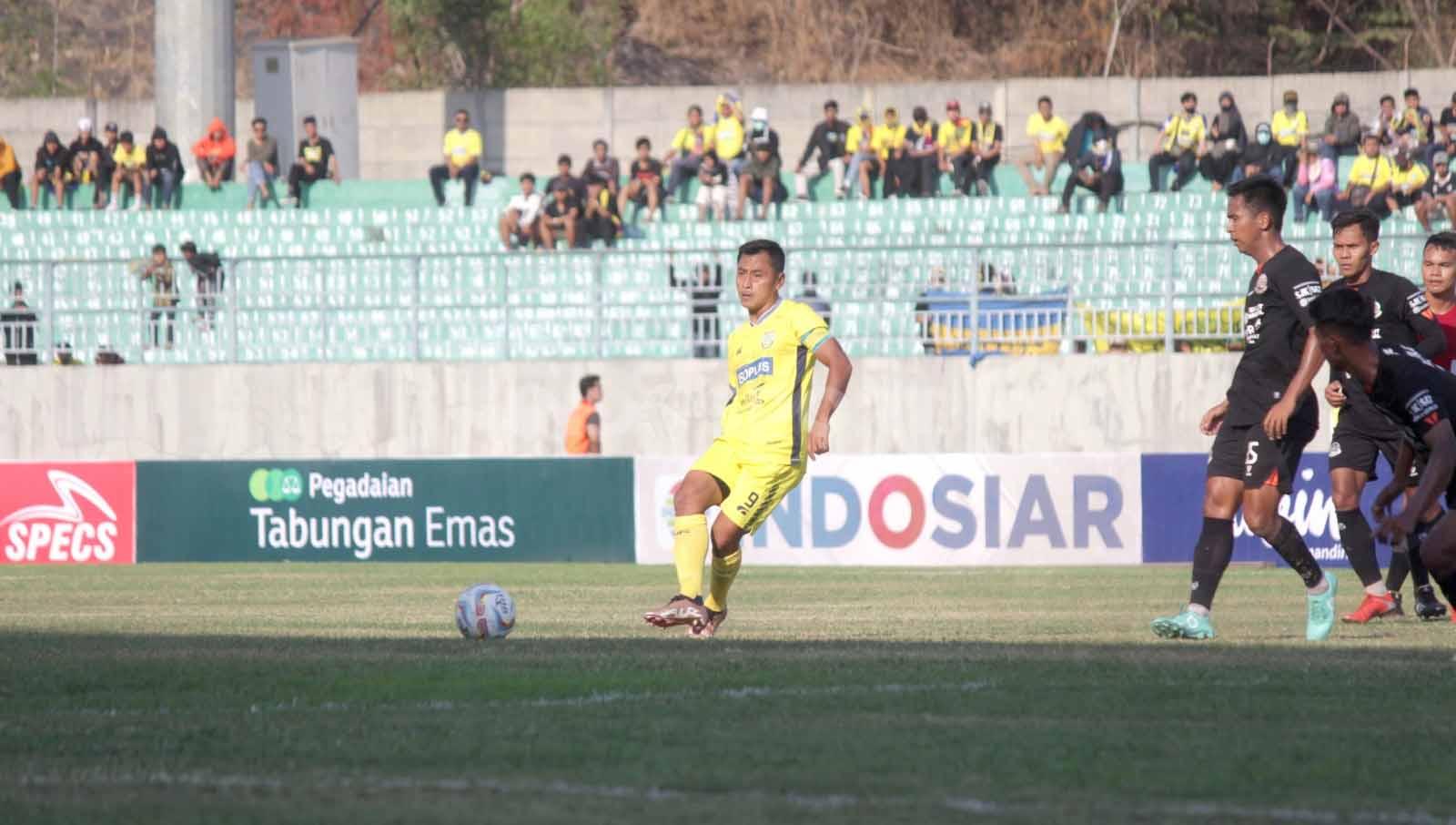 Pemain Gresik United, Samsul Arif, dihadang pemain Persipa Pati. Foto: Fitra Herdian/INDOSPORT.