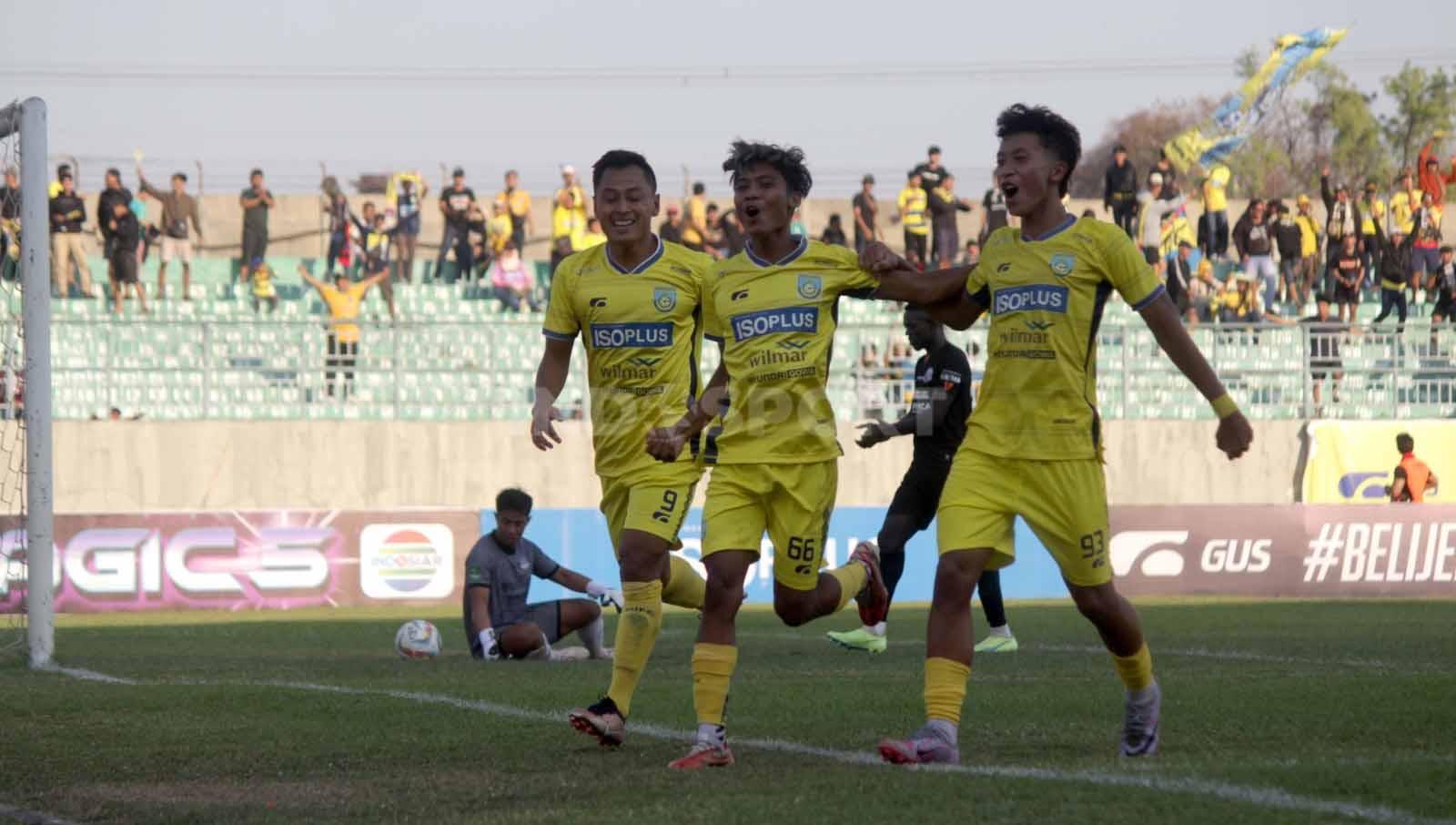 Selebrasi pemain Gresik United Dicky Kurniawan setelah mencetak gol ke gawang Persipa Pati pada laga Pegadaian Liga 2. (Foto: Fitra Herdian/INDOSPORT)