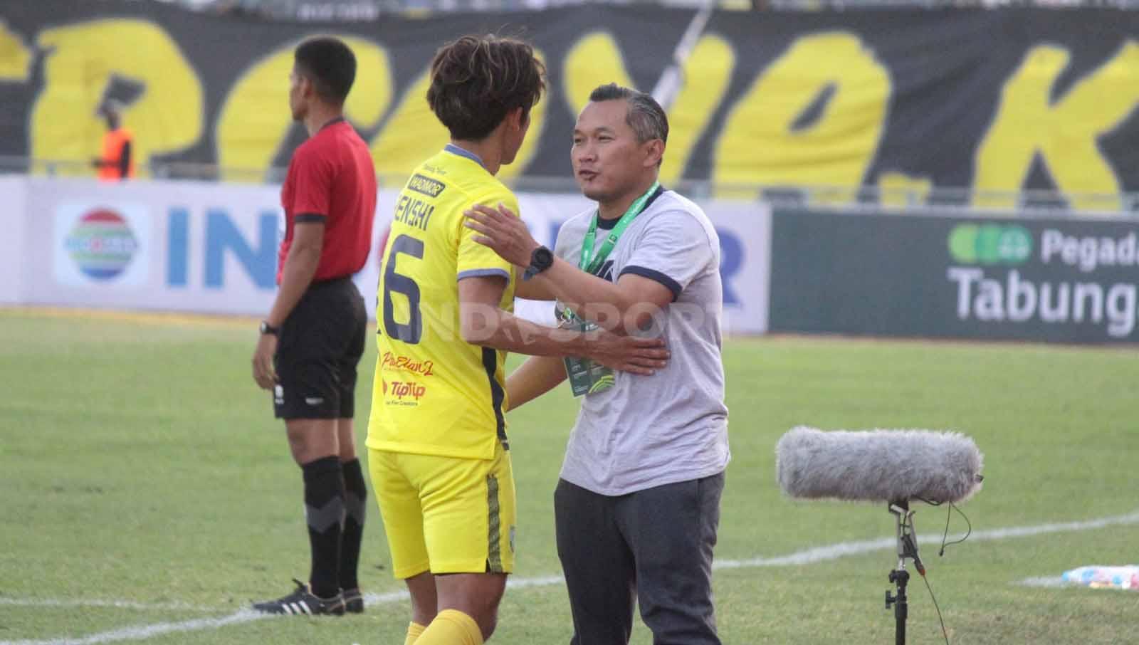 Pelatih Gresik United, Rudy Eka Priyambada, memberikan selamat kepada Renshi Yamaguchi. Foto: Fitra Herdian/INDOSPORT.