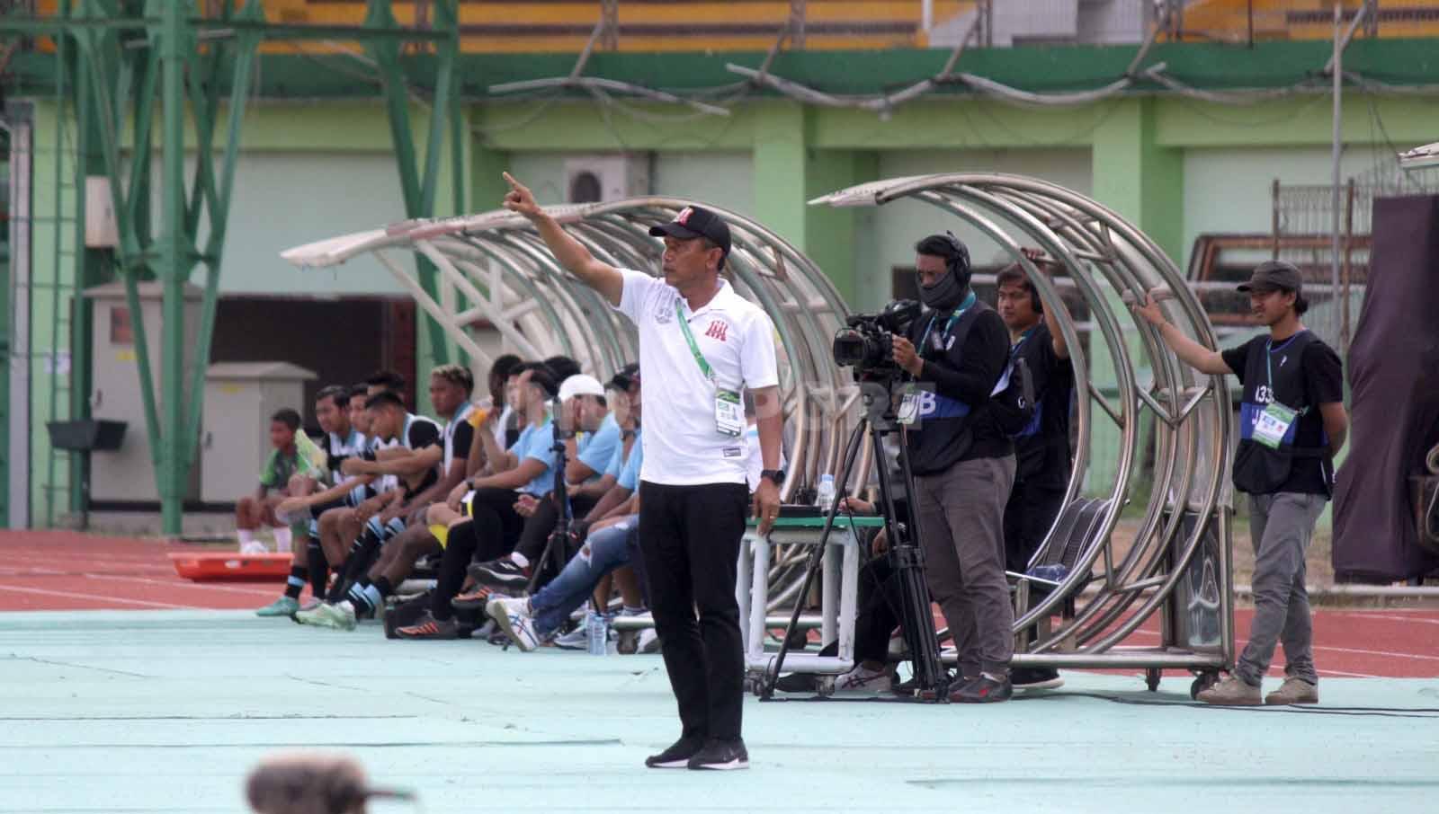 Pelatih Deltras FC Widodo C Putro memberikan instruksi ke pemainnya dari pinggir lapangan pada laga Pegadaian Liga 2.