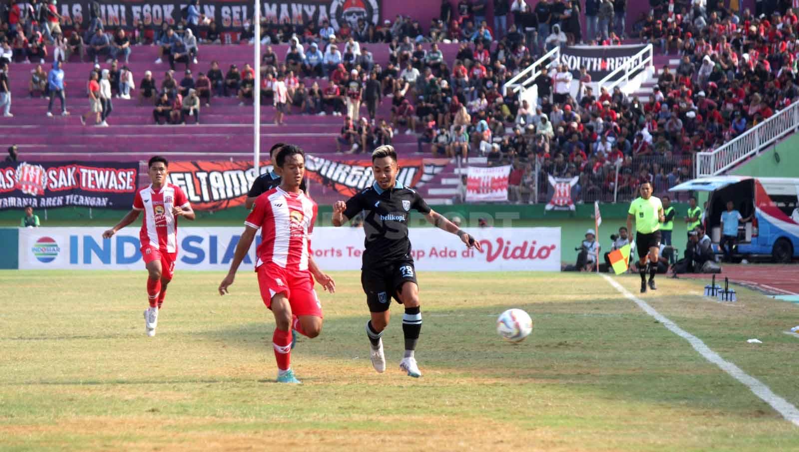 Pemain Persela Lamongan, Rahel Radiansyah, dihadang pemain Deltras FC, Raka Cahyana Rizky. Foto: Fitra Herdian/INDOSPORT.