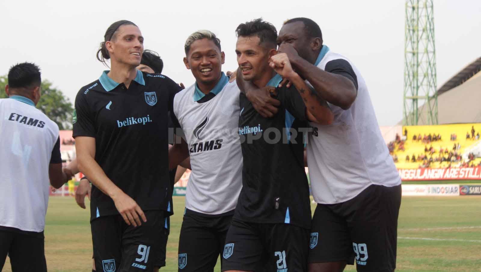 Selebrasi Silvio Escobar setelah mencetak gol untuk Persela Lamongan pada laga Pegadaian Liga 2.