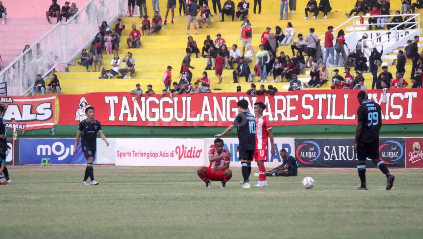 Potret kedua tim usai pertandingan. Pemain Persela memberikan semangat kepada pemain Deltras FC. Foto: Fitra Herdian/INDOSPORT.