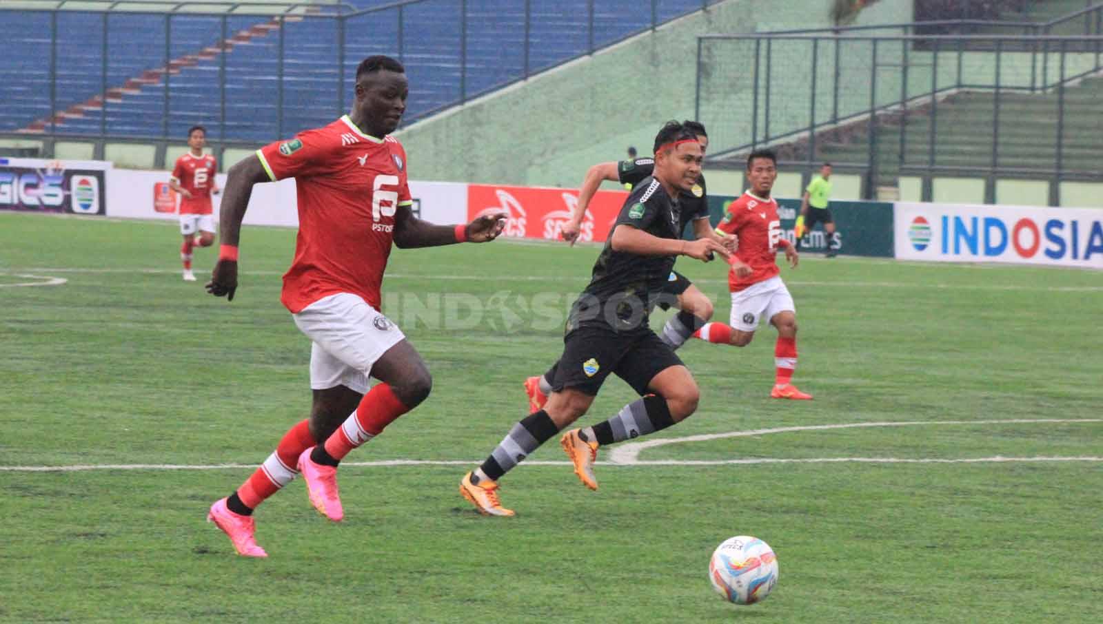 Stiker FC Bekasi City, Ezechiel Ndouasel, mendapatkan pengawalan ketat dari pemain PSKC Cimahi. Foto: Foto: Arif Rahman/INDOSPORT.
