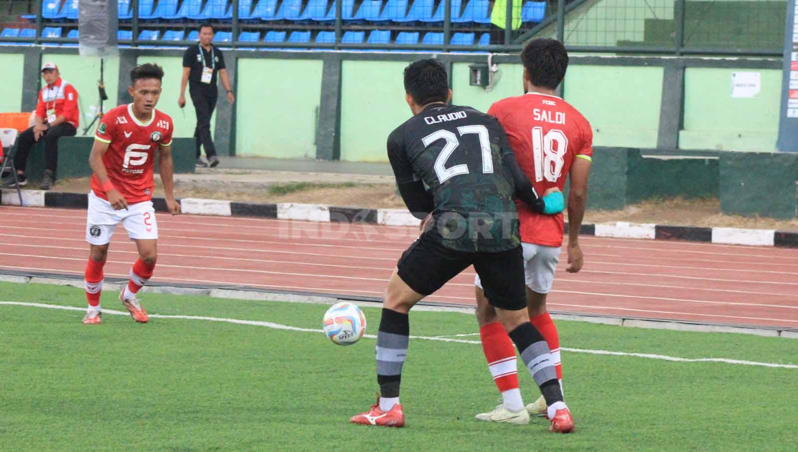 Pemain PSKC Cimahi, Claudio, mengawal ketat pemain FC Bekasi City, Saldi. Foto: Arif Rahman/INDOSPORT.