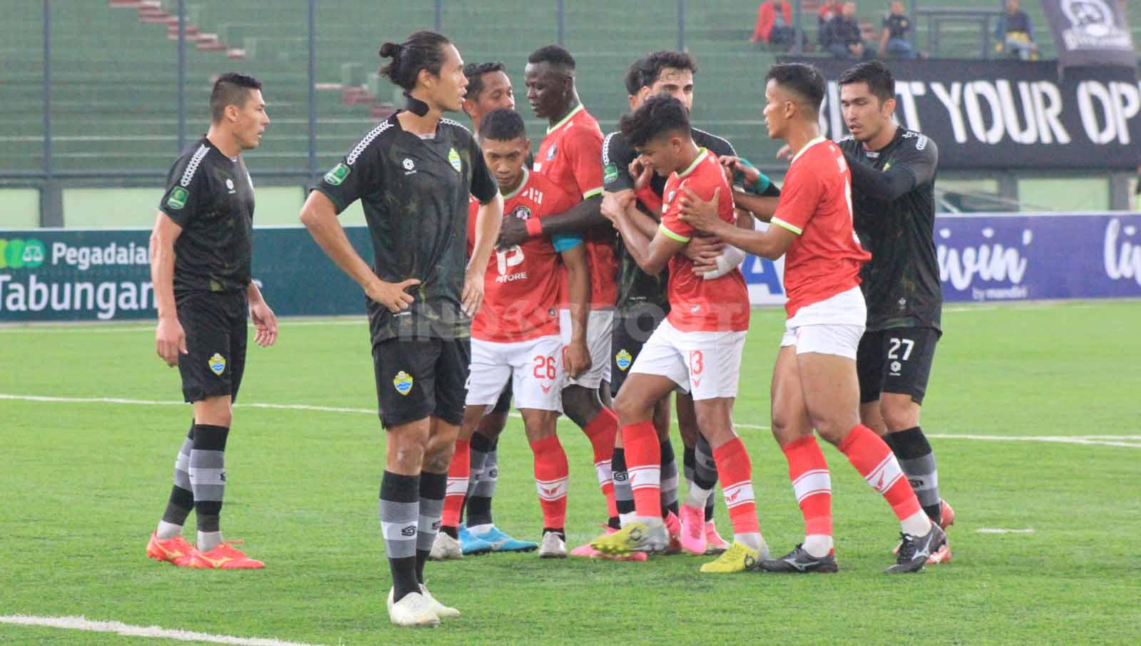 Pemain FC Bekasi City mendapatkan pengawalan ketat dari pemain PSKC Cimahi. Foto: Arif Rahman/INDOSPORT.