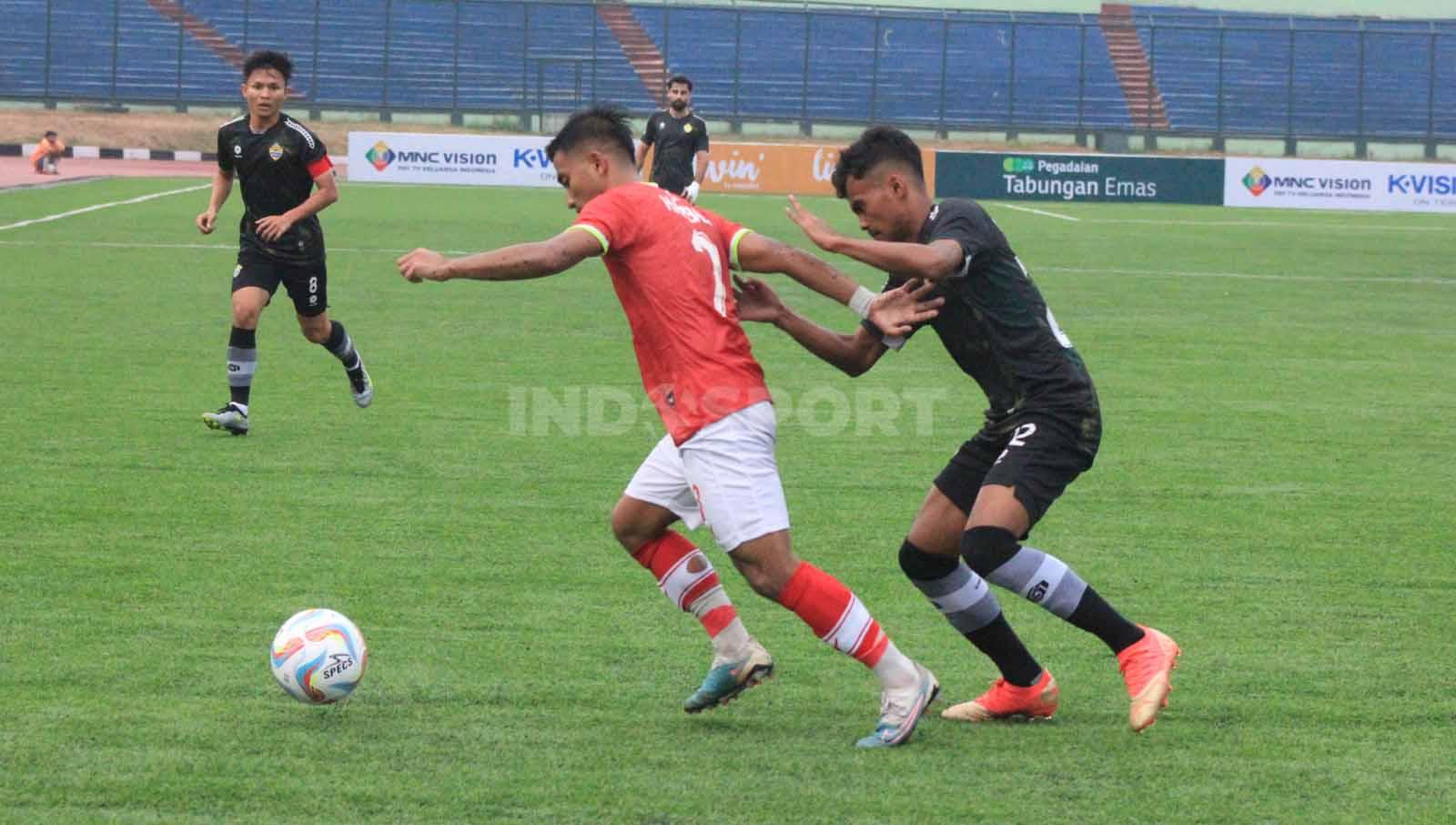 Bek PSKC Cimahi, Oska Lestaluhu, mengawal ketat pemain FC Bekasi City. Foto: Arif Rahman/INDOSPORT.