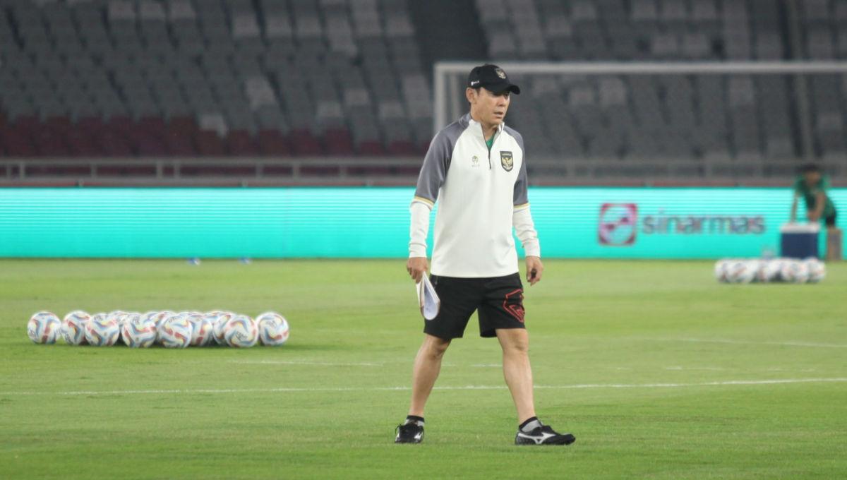 Pelatih Shin Tae-yong sebelum Timnas Indonesia menggelar official training jelang laga Pra Piala Dunia melawan Brunei Darussalam di Stadion GBK, Rabu (11/10/23).