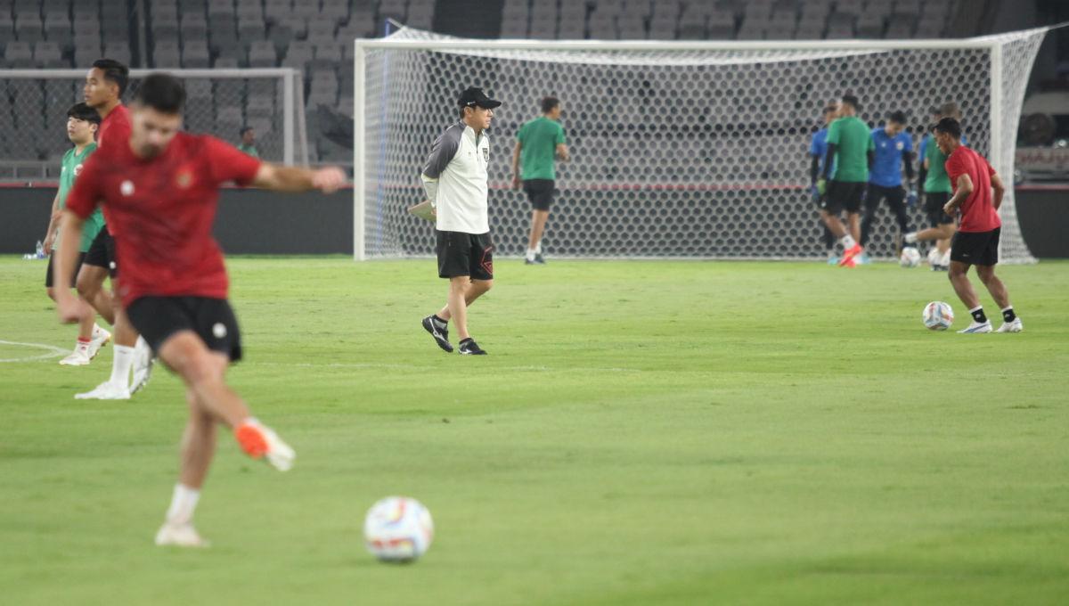 Pelatih Timnas Indonesia, Shin Tae-yong saat memimpin timnya dalam official training jelang laga Pra Piala Dunia melawan Brunei Darussalam di Stadion GBK, Rabu (11/10/23).