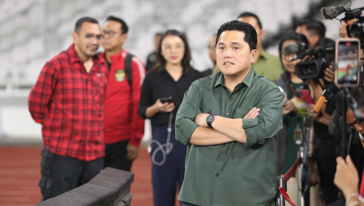 Ketum PSSI, Erick Thohir saat menyaksikan official training Timnas Indonesia jelang laga Pra Piala Dunia melawan Brunei Darussalam di Stadion GBK, Rabu (11/10/23).